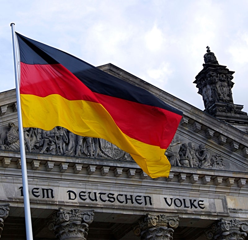palazzo tedesco con bandiera tedesca
