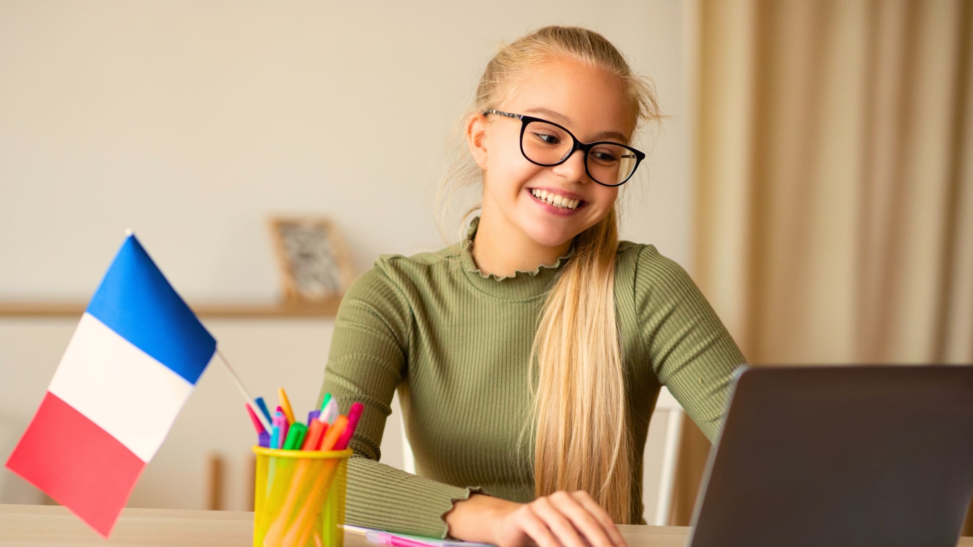 ragazza al pc con bandierina francese